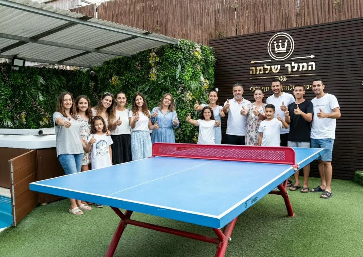 אורחים נהנים יחד בוילת המלך שלמה